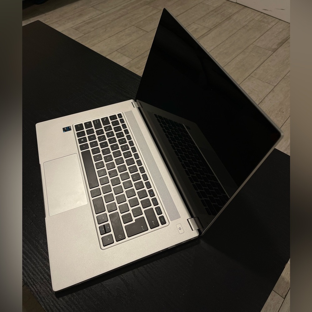 Laptop Xpg Xenia Xe 15 - Intel i7 11gen - 1tb ssd - 16gb ram. Like new
